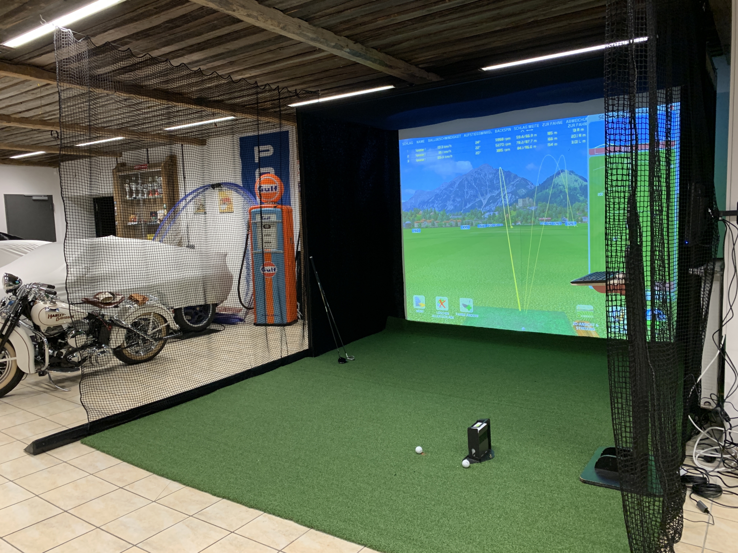 Golfsimulator von Arcadia mit SkyTrak